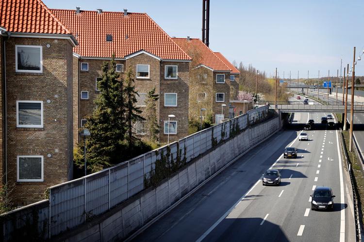 En motorvej klods op ad boligblokke er en uheldig kombination. Men den findes i Hvidovre, hvor omkringboende ser positivt på et forslag om at overdække motorvejen. Foto: Jens Dresling/POLFOTO