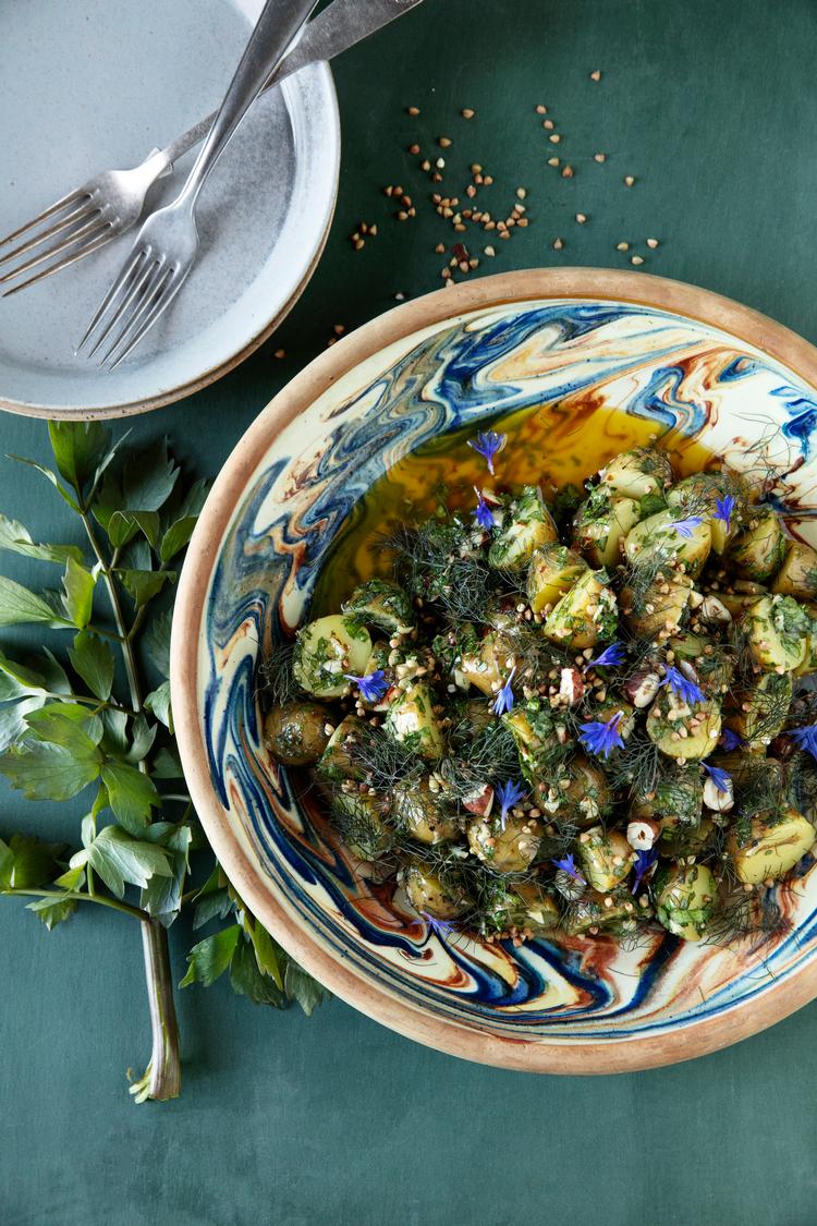 Løvstikke er også fantastisk drysset på stegt kød med en klat smør, bagt med i brød eller som en del af en salat. Foto: Line Thit Klein