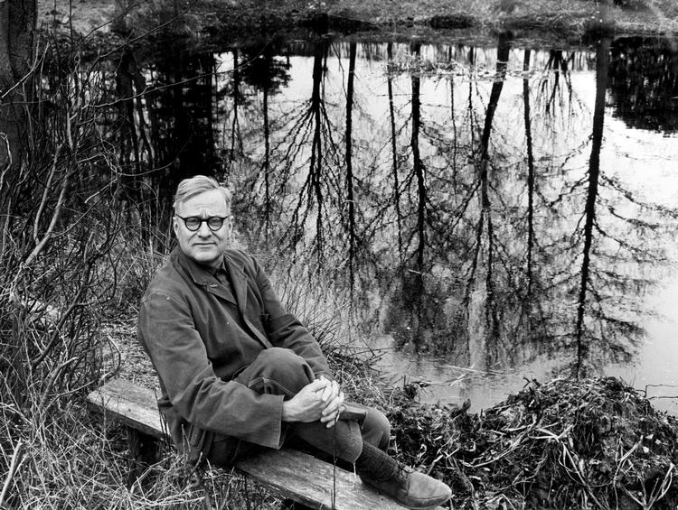 Billedkunstner og forfatter  Hans Scherfig har skrevet flere betydende romaner, eksempelvis 'Frydenholm' og 'Det forsømte forår' samt 'Den forsvundne fuldmægtig'. De to sidstnævnte er filmatiseret. Scherfig blev indsat i Horserød, da kommunisterne blev arresteret i 1941. Foto: Tage Christensen/POLFOTO