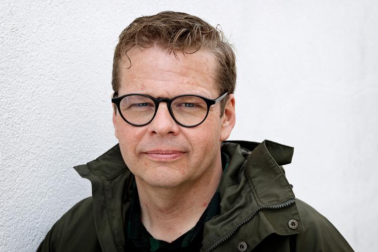 »Hvis jeg ikke deler hele min egen historie, tror jeg ikke, andre vil reflektere. Og jeg har allerede fået så mange beskeder fra journalister, som kan genkende det hele: stress, skilsmisse, kaos, ubalance. Og beskeder fra News-seere, som har oplevet det samme«, siger Anders Langballe. Foto: Jens Dresling/POLFOTO