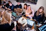 Elever fra Gefion Gymnasium modtager onlineundervisning på Riccos café, i København mandag den 26. april 2021. Gymnasieeleverne kan ikke forstå, hvorfor skolen blev nedlukket, når kun en lille del af eleverne bor i det berørte sogn. Foto: Liselotte Sabroe/Ritzau Scanpix