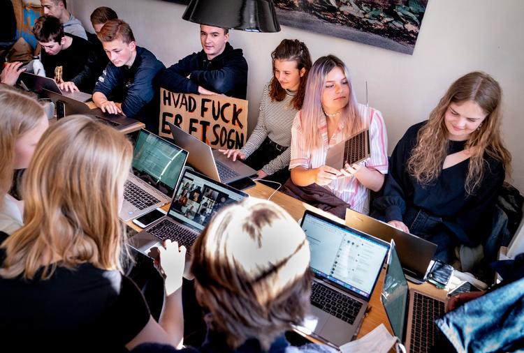 Elever fra Gefion Gymnasium modtager onlineundervisning på Riccos café, i København mandag den 26. april 2021. Gymnasieeleverne kan ikke forstå, hvorfor skolen blev nedlukket, når kun en lille del af eleverne bor i det berørte sogn. Foto: Liselotte Sabroe/Ritzau Scanpix