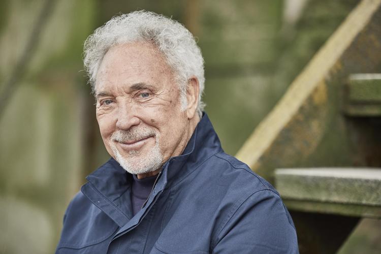 På en scene tager den 80-årige popveteran ingen chancer, men Tom Jones nye album er det helt omvendt. Foto: EMI