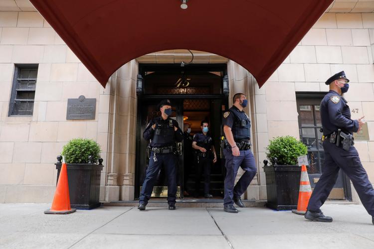 Politiet ses her udenfor Rudy Giulianis lejlighed i New York, som blev ransaget onsdag. Foto: Andrew Kelly/Ritzau Scanpix