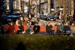 Danmark er ved at åbne mere op, og det sociale liv behøver ikke kun finde sted på bænke i solen - cafeer, restauranter og barer er åbnet med visse restriktioner. Nu forhandles næste skridt i genåbningen.  Foto: Finn Frandsen/POLFOTO