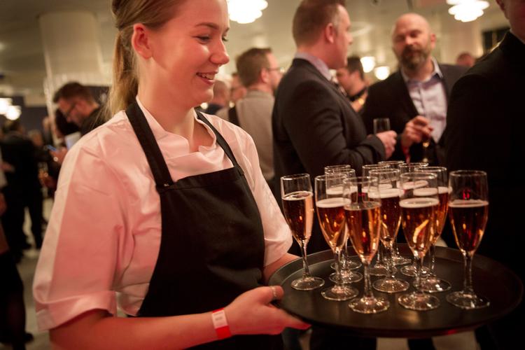 Nu ansættes der igen personale i restaurationsbranchen, og det vil kunne mærkes på arbejdsløsheden i Danmark, vurderer cheføkonom. Foto: Louise Herrche Serup/POLFOTO