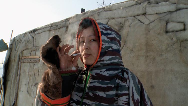 Ivanna insisterer på at leve på tundraen, som det er traditionen for Nenets-folket, men drømmen om et liv i en varm lejlighed begynder at trænge sig på. Foto: CPH:DOX