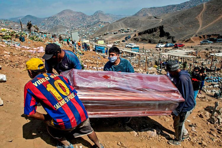 Slægtninge bærer en kiste til graven på en kirkegård lidt uden for Lima i Peru. Fotografiet er taget under første coronabølge i 2020. I april 2021 har Peru sat rekord for antallet af døde med corona.  Foto: Ernesto Benavides/Ritzau Scanpix