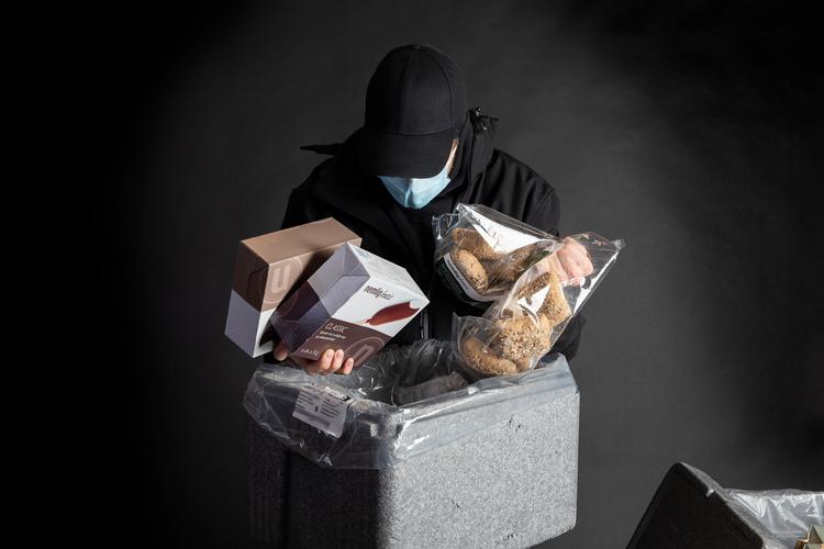 De lageransatte på Nemlig.coms lager pakker både varer for Nemlig.com og moderselskabet Intervare. Varerne har dog forskellige priser alt efter, om det er private eller kommunale kunder, der køber de varer, der skal i kasserne. Foto: Finn Frandsen/POLFOTO