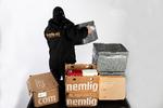De lageransatte på Nemlig.coms lager pakker både varer for Nemlig.com og moderselskabet Intervare. Varerne har dog forskellige priser alt efter, om det er private eller kommunale kunder, der køber de varer, der skal i kasserne. Foto: Finn Frandsen/POLFOTO