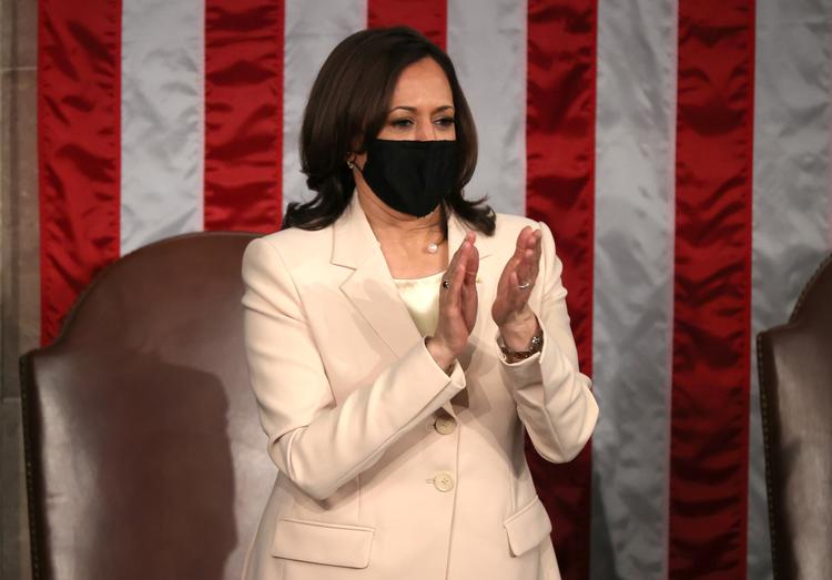  En usand historie i New York Post  hævdede, at Kamala Harris' børnebog fra 2019 blev uddelt som velkomstgave til migrantbørn ved grænsen til Mexico. Foto: Pool/Ritzau Scanpix