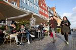 Trods genåbningen er der ingen tegn i de daglige coronatal på, at epidemien er ved at løbe løbsk. Her bliver der drukket store fadøl i Nyhavn. Foto: Finn Frandsen/POLFOTO