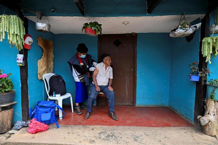 Sygeplejersken Anselmo Tunubala injicerer her en Sinovac-vaccine i armen på en ældre mand i Cauca-området i Colombia. Men der er for få vacciner til rådighed, og de mange lande har brug for billig kopimedicin for at holde epidemien i ave.  Foto: Luis Robayo/Ritzau Scanpix