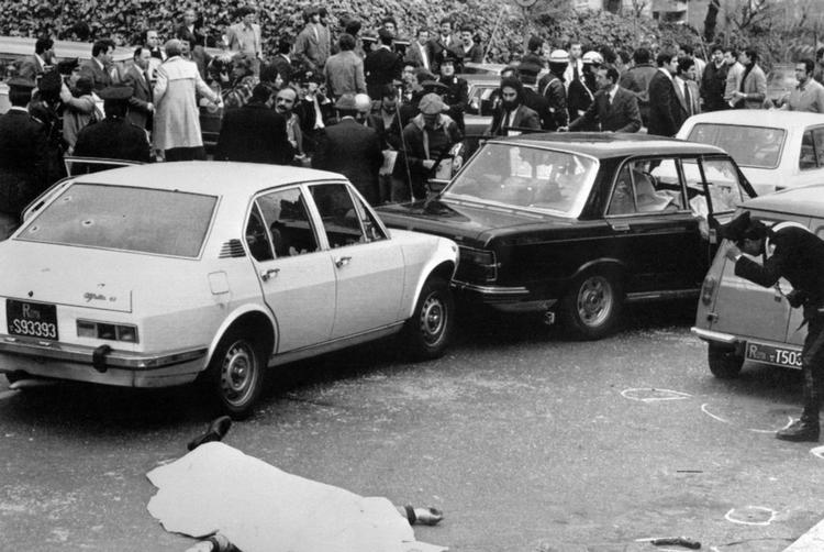    16. marts 1978 angreb terrorister tidligere regeringschef Aldo Moros bilkortege. De bortførte og myrdede senere Aldo Moro. Under angrebet mistede fire livvagter og en betjent, hvis lig ses i forgrunden, livet. Livvagterne kørte i den hvide bil bag Aldo Moros sorte.  Begivenheden har lige siden kastet skygger over det politiske liv i Italien. 


 ( Foto: -/Ritzau Scanpix