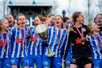  FC Thy-spillerne nyder det historiske øjeblik, da de har fået overrakt pokalen Foto: René Schütze/Ritzau Scanpix