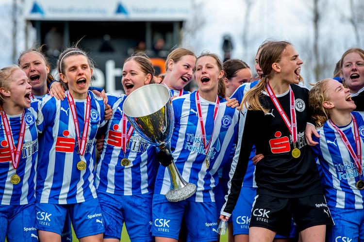  FC Thy-spillerne nyder det historiske øjeblik, da de har fået overrakt pokalen Foto: René Schütze/Ritzau Scanpix