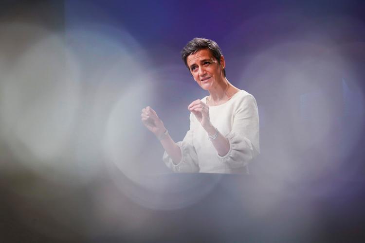 Margrethe Vestager på pressemødet i Bruxelles, hvor EU-kommissionen anklager Apple for at presse deres konkurrenter på musikstreamning ved at opkræve gebyrer i App Store. Foto: Pool/Ritzau Scanpix