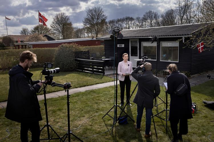 Statsminister Mette Frederiksen (S) optog sin 1. maj-tale i et kolonihavehus i ‘Engen’ ved Aalborg. Foto: Mads Nissen