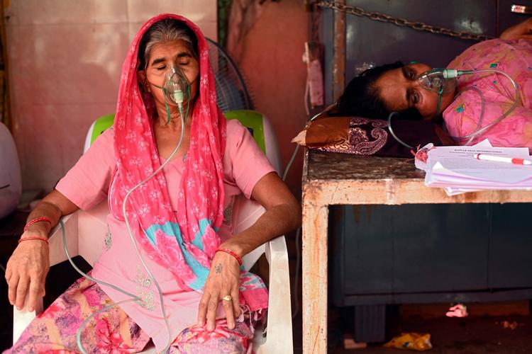     Indien mangler blandt andet ilt til behandling af coronapatienter. USA sender nu iltbeholdere.  Foto: Sajjad Hussain/Ritzau Scanpix