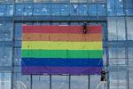 Selv om stadig flere firmaer viser sympati for LGBT+ bevægelsen under Copenhagen Priden (som her Deloitte), oplever LGBT+ personer overgreb og krænkelser i højere grad end heteroseksuelle. Foto: Finn Frandsen/POLFOTO