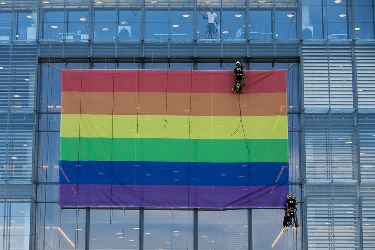 Selv om stadig flere firmaer viser sympati for LGBT+ bevægelsen under Copenhagen Priden (som her Deloitte), oplever LGBT+ personer overgreb og krænkelser i højere grad end heteroseksuelle. Foto: Finn Frandsen/POLFOTO