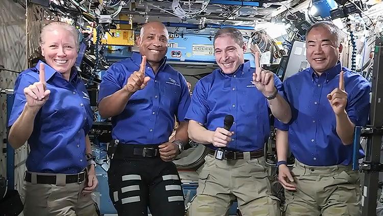 De fire SpaceX Crew-1 astronauter (fra venstre) Shannon Walker, Victor Glover, Michael Hopkins og Soichi Noguchi lander efter planen i Panama City søndag efter at have tilbragt cirka et halvt år på den internationale rumstation. Foto: Handout/Ritzau Scanpix