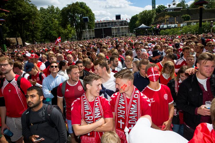 Når Danmark deltager ved slutrunder, plejer der at være storskærmsarrangementer over alt i landet. Under VM i 2018 viste Nationalmuseet og Tivoli i København for eksempel kampen mellem Danmark og Australien på storskærm. På grund af coronasituationen er disse arrangementer i fare, når EM begynder om halvanden måned. Foto: Andreas Haubjerg/POLFOTO