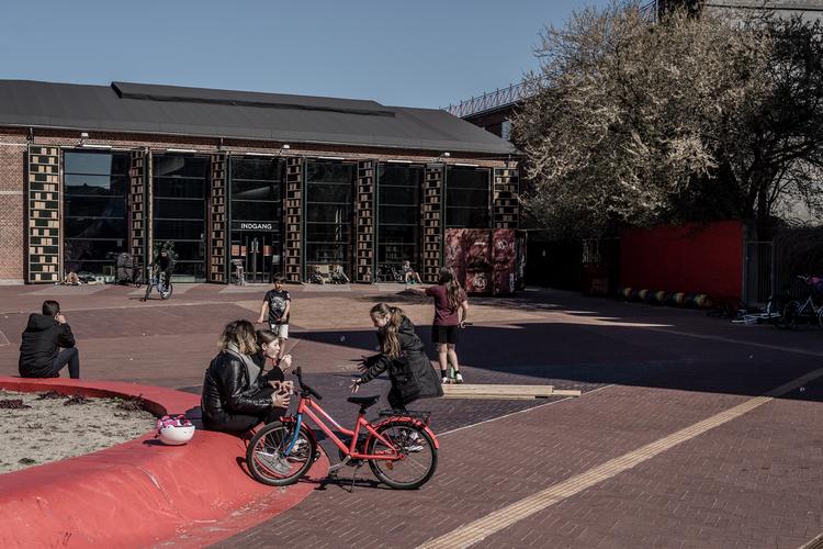 Nørrebro Bibliotek, der ses i baggrunden her, løber med Publikumsprisen 2021. Foto: Aleksander Klug/Aleksander Klug