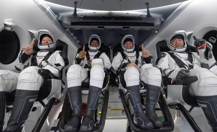 De fire SpaceX Crew-1 astronauter (fra venstre) Shannon Walker, Victor Glover, Michael Hopkins og Soichi Noguchi landede søndag i havet ud for Florida efter at have tilbragt cirka et halvt år på den internationale rumstation. Foto: Bill Ingalls/Ritzau Scanpix