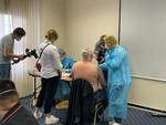 Møderummet på hotellet Novotel bliver brugt som vaccinecenter. Til stede er en læge og to sygeplejersker, der konsulterer og tester turisterne, inden de får deres første vaccineindsprøjtning.  Foto: World Visitor