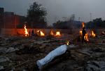 Billeder af Indiens kremering af afdøde coronapatienter er gået verden rundt. Foto: Adnan Abidi/Ritzau Scanpix