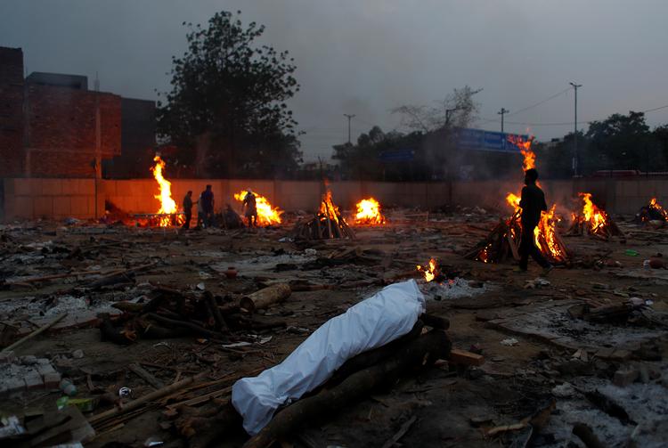 Billeder af Indiens kremering af afdøde coronapatienter er gået verden rundt. Foto: Adnan Abidi/Ritzau Scanpix
