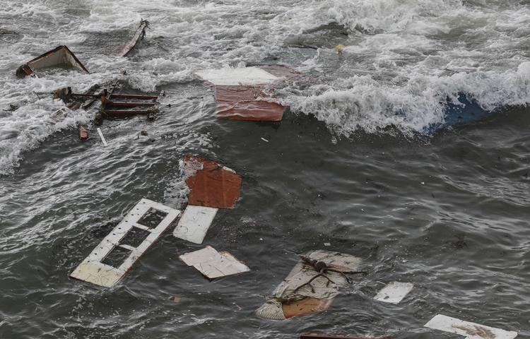Mindst tre mennesker er døde, og adskillige andre er kvæstet, efter at en overfyldt båd kæntrede og brækkede i flere dele i et område med klipper ud for San Diegos kyst søndag formiddag. Foto: Sandy Huffaker/Ritzau Scanpix