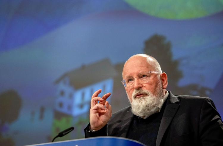 En tredjedel af de penge, EU giver til genopretning efter coronakrisen, skal gå til klimaformål. Opfylder projekterne ikke kravene, får de 
nej fra Frans Timmermans.


 Foto: Olivier Matthys/Ritzau Scanpix