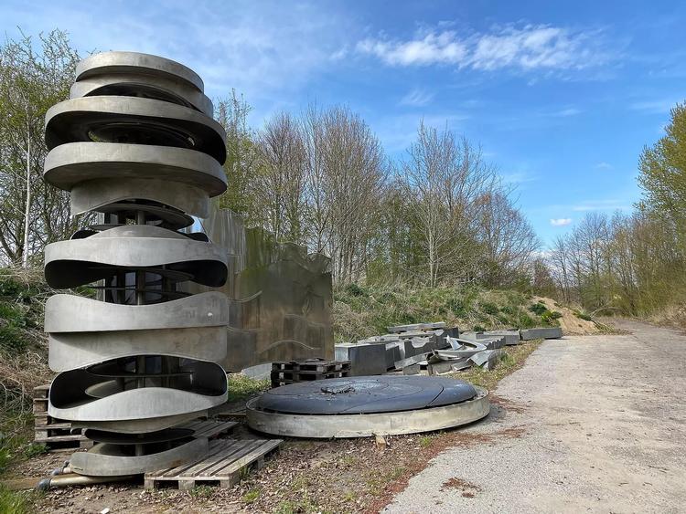 I mindst to måneder har Elisabeth Toubros værk stået udendørs på en nedlagt vej.  Foto: TV 2 Østjylland