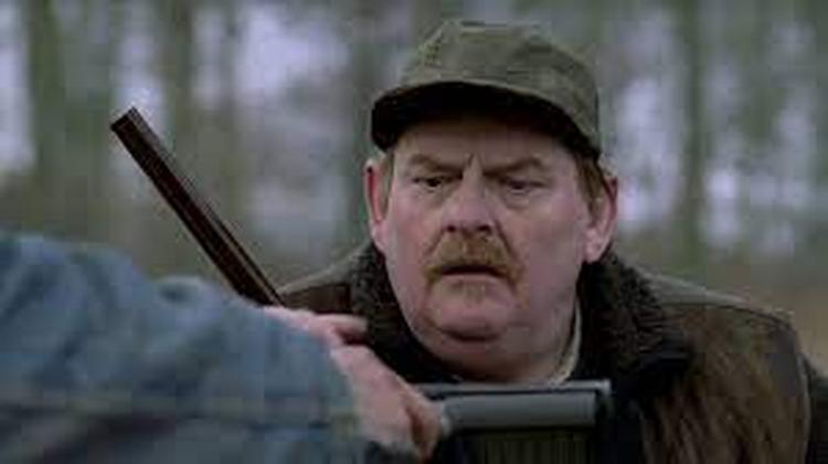 Ole Thestrup på jagt efter skovskidere i filmen 'Blinkende Lygter'. Foto fra filmen 