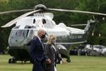 WASHINGTON, DC - MAY 03: U.S. President Joe Biden and first lady Jill Biden walk towards the motorcade after the Marine One landed at the Ellipse, south of the White House, May 3, 2021 in Washington, DC. President Biden was in the Hampton Roads region of Virginia, for the Getting America Back on Track tour to sell his $4 trillion infrastructure proposal. Alex Wong/Getty Images/AFP == FOR NEWSPAPERS, INTERNET, TELCOS &amp; TELEVISION USE ONLY == Foto: Alex Wong/Ritzau Scanpix