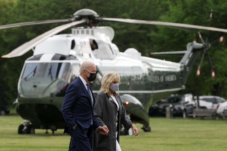 WASHINGTON, DC - MAY 03: U.S. President Joe Biden and first lady Jill Biden walk towards the motorcade after the Marine One landed at the Ellipse, south of the White House, May 3, 2021 in Washington, DC. President Biden was in the Hampton Roads region of Virginia, for the Getting America Back on Track tour to sell his $4 trillion infrastructure proposal. Alex Wong/Getty Images/AFP == FOR NEWSPAPERS, INTERNET, TELCOS &amp; TELEVISION USE ONLY == Foto: Alex Wong/Ritzau Scanpix
