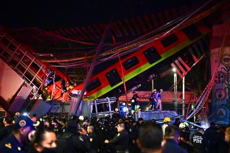 Dele af højbane i Mexico City kollapsede, mens et tog passerede. mindst 15 personer er dræbt, og 70 er kommet til skade. Foto: Pedro Pardo/Ritzau Scanpix