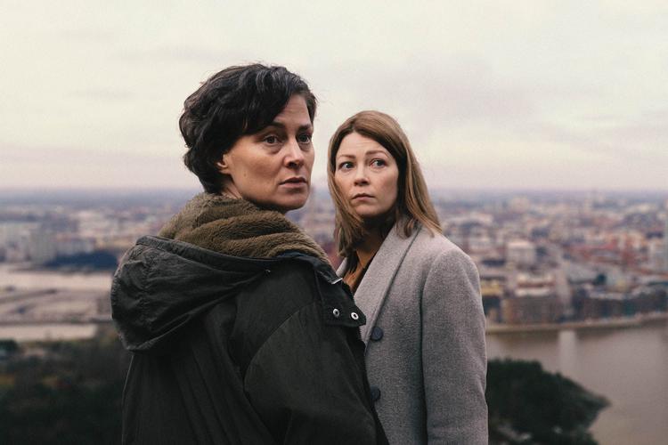 Socialrådgiverne RIta og Laura må krydse mellem menneskeskæbner og bureaukrater i serien 'En del af mit hjerte'. Foto: Framegrab/DR