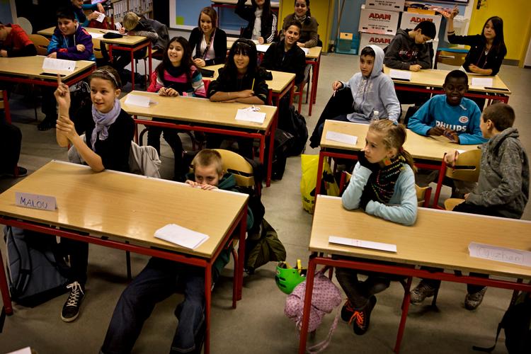 Som led i planen for yderligere genåbning får alle folkeskoleelever nu lov at komme tilbage på fuld tid. 21. maj kan elever på ungdoms- og voksenuddannelser også vende tilbage på fuld, mens elever på videregående uddannelser kan komme tilbage på halv tid.   Arkivfoto Martin Lehmann