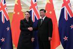 Præsident Xi Jinping og New Zealands preminister Jacinda Ardern ses her i Beijing i 2019. Ardern må lægge ryg til kritik af at have en for Kina-venlig kurs. Foto: Pool/Ritzau Scanpix