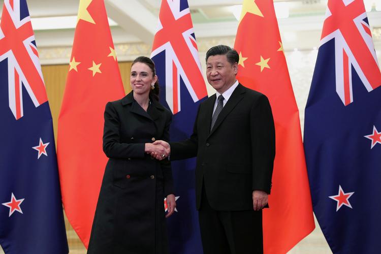 Præsident Xi Jinping og New Zealands preminister Jacinda Ardern ses her i Beijing i 2019. Ardern må lægge ryg til kritik af at have en for Kina-venlig kurs. Foto: Pool/Ritzau Scanpix