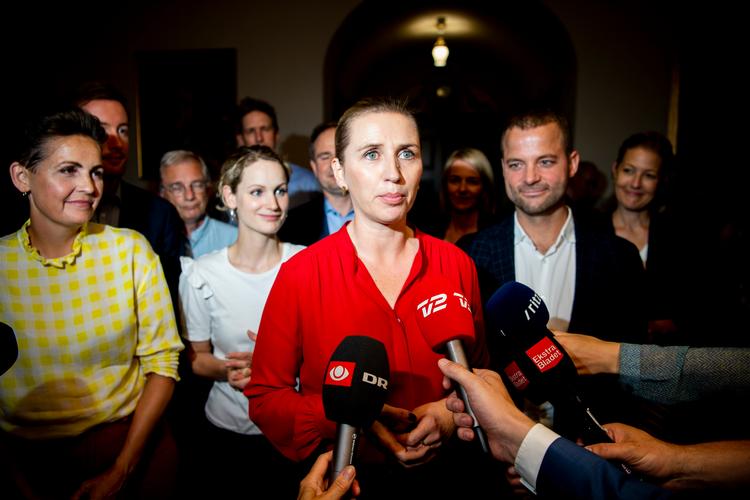 Brede smil alle vegne, da forståelsespapiret i juni 2019 var underskrevet, og Mette Frederiksen kunne danne regering. Nu sår hendes støttepartier tvivl om, hvorvidt regeringen lever op til aftalen. Foto: Anthon Unger