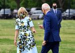 Joe Biden plukker en blomst til sin kone Jill på vej til Georgia. Foto: Nicholas Kamm/Ritzau Scanpix