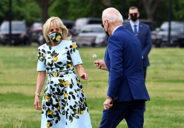 Joe Biden plukker en blomst til sin kone Jill på vej til Georgia. Foto: Nicholas Kamm/Ritzau Scanpix