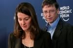     FILE PHOTO: Melinda French Gates and her husband Bill Gates, chairman and founder of Microsoft Corporation the worldwide leader in software arrive for a news conference of the GAVI alliance - formerly known as the Global Alliance for Vaccines and Immunisation - at the World Economic Forum (WEF) in Davos January 26, 2007. The GAVI Alliance include the GAVI Fund, national governments, UNICEF, WHO, The World Bank, the Bill &amp; Melinda Gates Foundation, the vaccine industry, public health institutions and nongovernmental organizations (NGOs) focused on increasing children's access to vaccines in poor countries. REUTERS/Sebastian Derungs/File Photo   Foto: Sebastian Derungs/Ritzau Scanpix