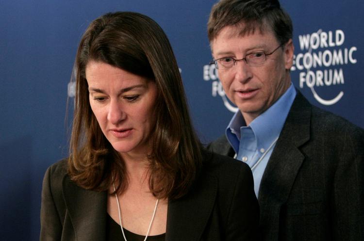     FILE PHOTO: Melinda French Gates and her husband Bill Gates, chairman and founder of Microsoft Corporation the worldwide leader in software arrive for a news conference of the GAVI alliance - formerly known as the Global Alliance for Vaccines and Immunisation - at the World Economic Forum (WEF) in Davos January 26, 2007. The GAVI Alliance include the GAVI Fund, national governments, UNICEF, WHO, The World Bank, the Bill &amp; Melinda Gates Foundation, the vaccine industry, public health institutions and nongovernmental organizations (NGOs) focused on increasing children's access to vaccines in poor countries. REUTERS/Sebastian Derungs/File Photo   Foto: Sebastian Derungs/Ritzau Scanpix