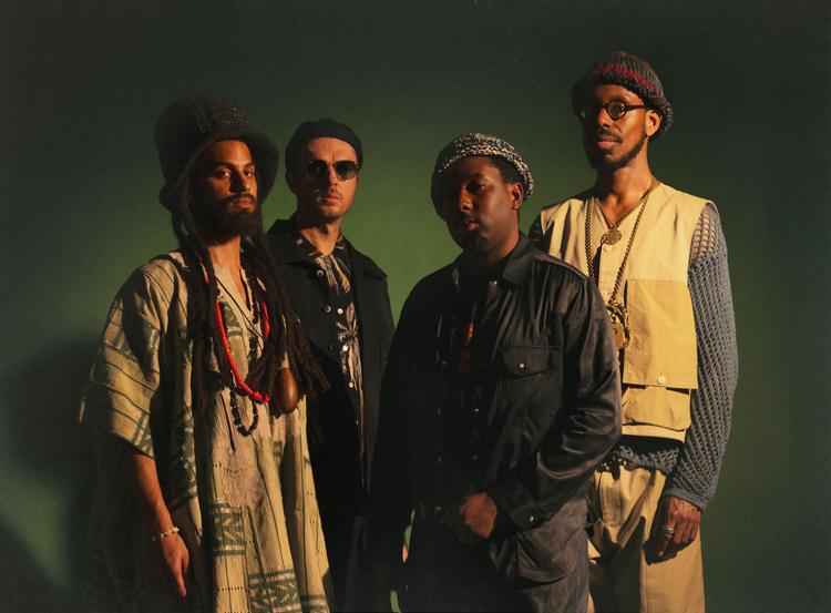 37-årige Shabaka Hutchings (th.) ser måske mild ud, men han er vred. Ualmindeligt frustreret. Spørgsmålet er: Er der håb forude? Foto: Udoma Janssen