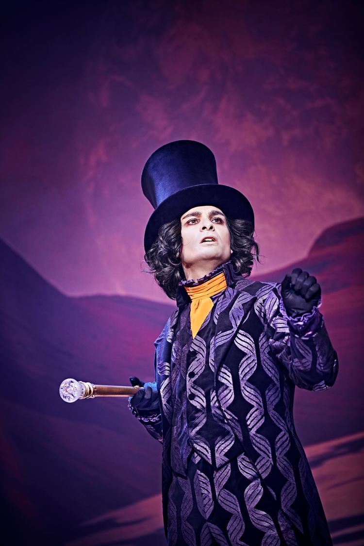 Simon Mathew sætter fut i det hele med sin dæmoniske apparation og komik, der låner lidt fra Johny Depps fortolkning af Willy Wonka-figuren. Foto: Emilia Therese